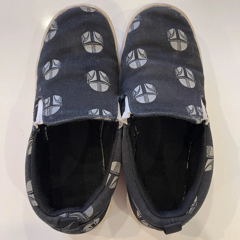 Gap Mandalorean black slip-on sneaker, size 13
